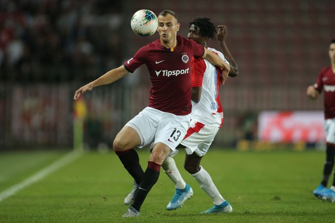 David Lischka a Peter Olayinka v derby Sparta - Slavia v 10. kole první ligy