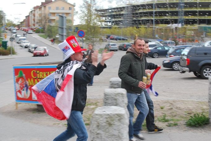 Čeští fanoušci ve Stockholmu před a při zápase českého výběru proti domácím Švédům.