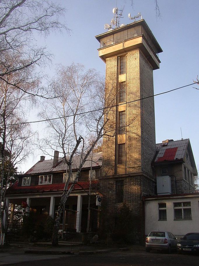 Kožová hora (Kožova hora, Kožovka) je skalnaté návrší ležící asi 2 km jižně od okraje Kladna. Na vrcholu Kožové hory stojí od roku 1930 z iniciativy Klubu československých turistů 35 metrů vysoká rozhledna. Poskytuje výhled na Kladno, západní okraj Prahy s ruzyňským letištěm, Říp, České středohoří, Křivoklátsko a Brdy.