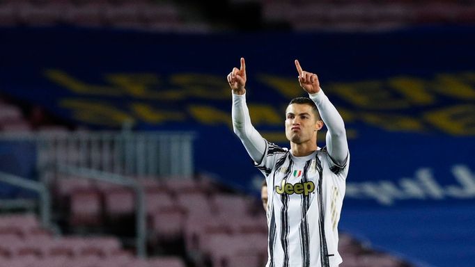 Ronaldo slaví vstřelený gól do sítě Barcelony ve skupinovém utkání Ligy mistrů.