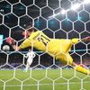 Gianluigi Donnarumma chytá penaltu ve finále ME 2020