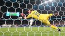 Gianluigi Donnarumma chytá penaltu ve finále ME 2020