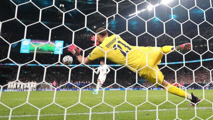 Gianluigi Donnarumma chytá penaltu ve finále Eura 2020