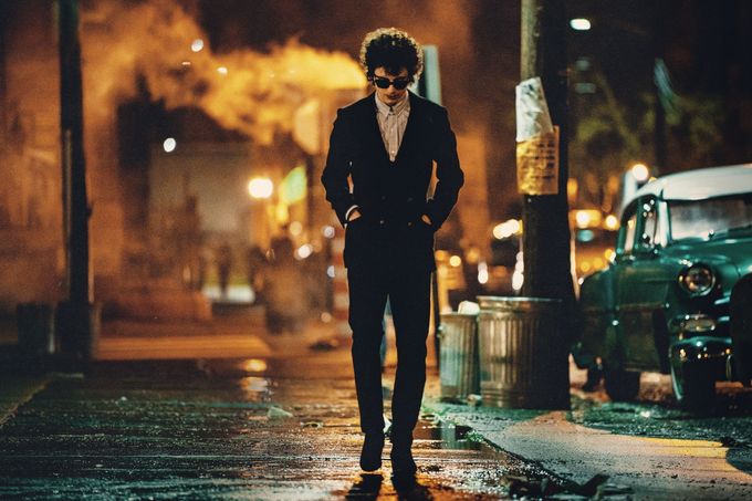 Timothée Chalamet jako Bob Dylan.