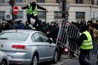 Žluté vesty opět vyšly do ulic francouzských měst, Paříž hlásí potyčky s policií