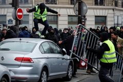 Násilí pokračuje, Francouzi jdou zas do ulic. Macron hledá recept, jak na žluté vesty