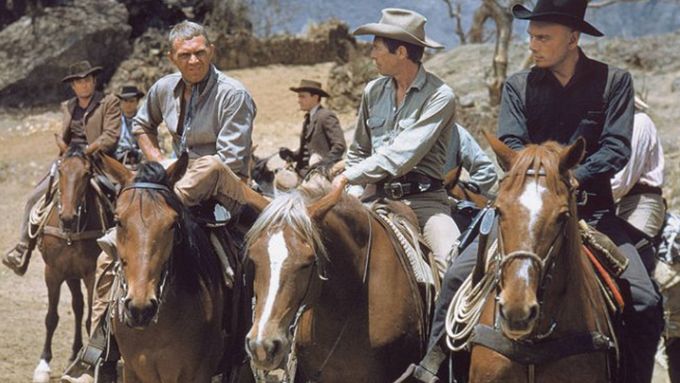 Steve McQueen v roli pistolníka Vina, James Coburn jako vrhač nožů Britt a Yul Brynner coby Chris ve filmu Sedm statečných (1960).
