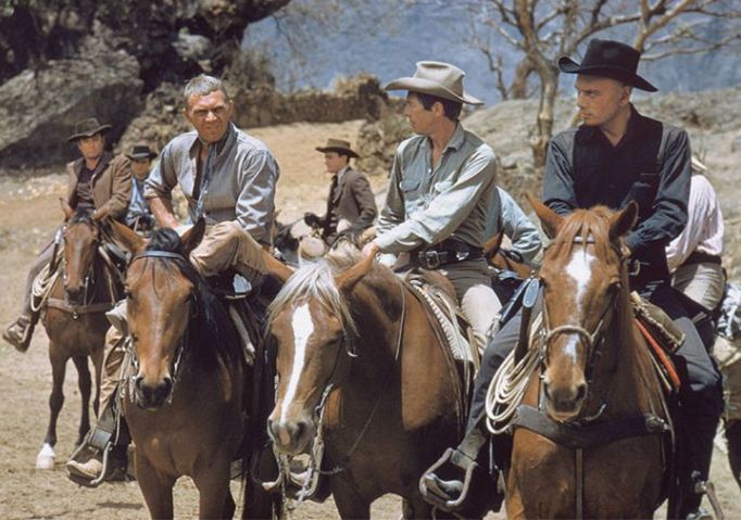 Steve McQueen v roli pistolníka Vina, James Coburn jako vrhač nožů Britt a Yul Brynner coby Chris ve filmu Sedm statečných (1960).