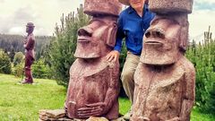 Pavel s kopiemi soch z Velikonočního ostrova.