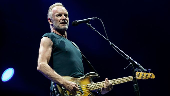 Sting minulé úterý při koncertu v Budapešti.