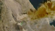 Satelitní snímek zachycuje popel stoupající z erupce sopky Hayli Gubbi v Etiopii, který se šíří nad Rudým mořem.
