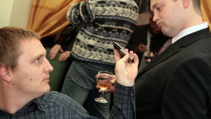 Hašek se již dříve od kupování hlasů distancoval a označil vše za provokaci