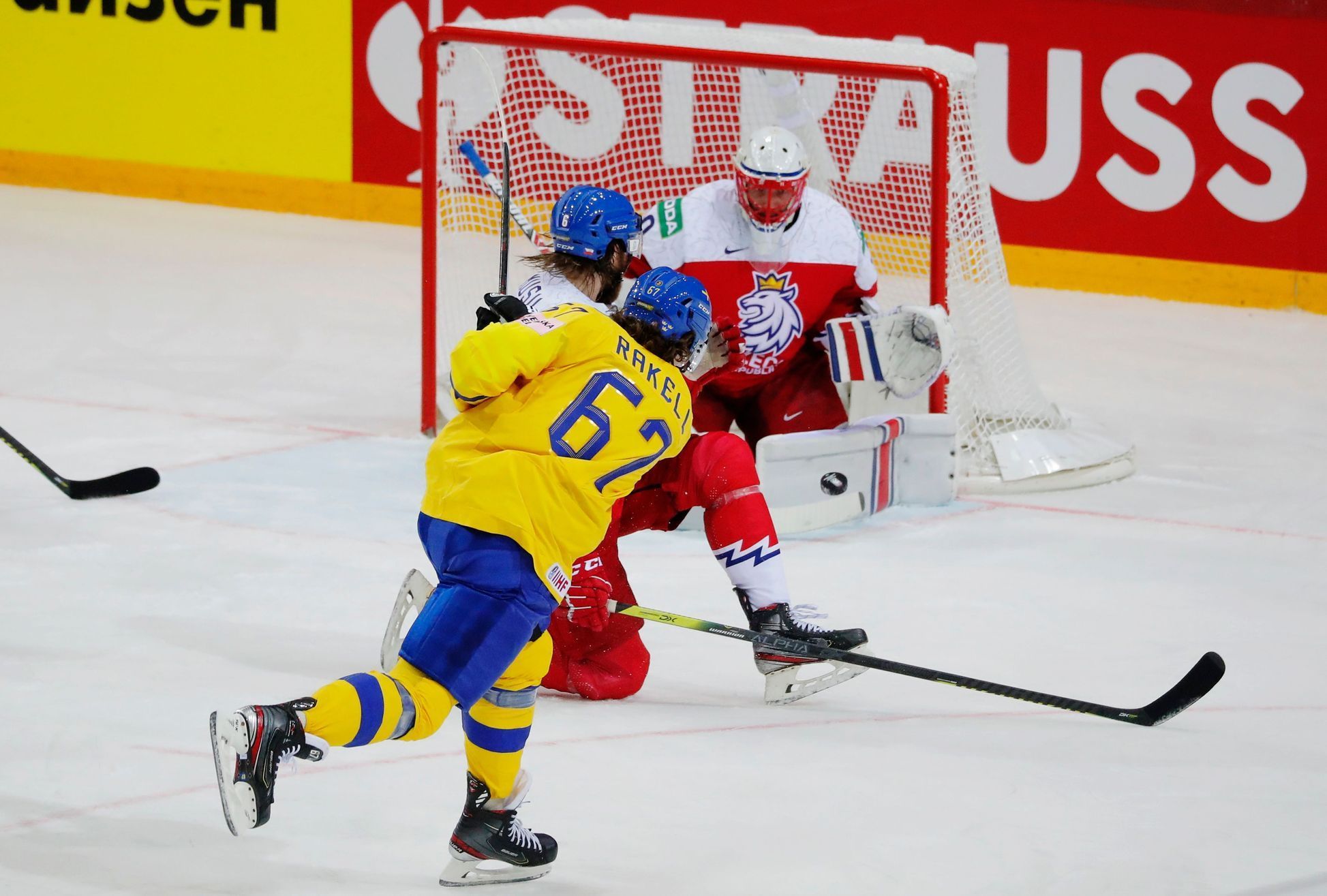 Rickard Rakell dává gól v zápase Česko - Švédsko na MS 2021