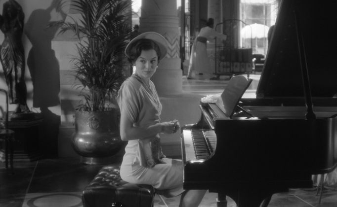 Emma Corrin v jedné z epizod seriálu Black Mirror s názvem Hotel Sen.