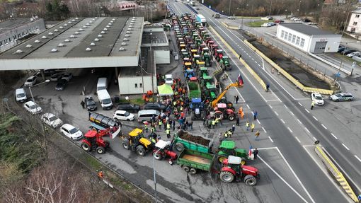 Moravskoslezští zemědělci protestují na hraničním přechodu s Polskem v Chotěbuzi na Karvinsku, 22. února 2024.