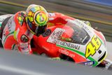 Valentino Rossi se po přestupu k Ducati spíše jen trápí, a tak již oznámil, že se od příští sezony vrátí k Yamaze.