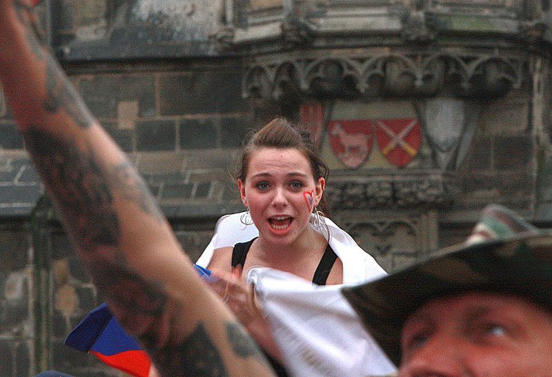 Fotbaloví fanoušci na Staroměstském náměstí