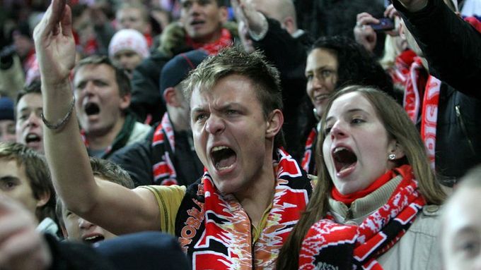 Fanoušci Slavie při zápase s Hamburkem