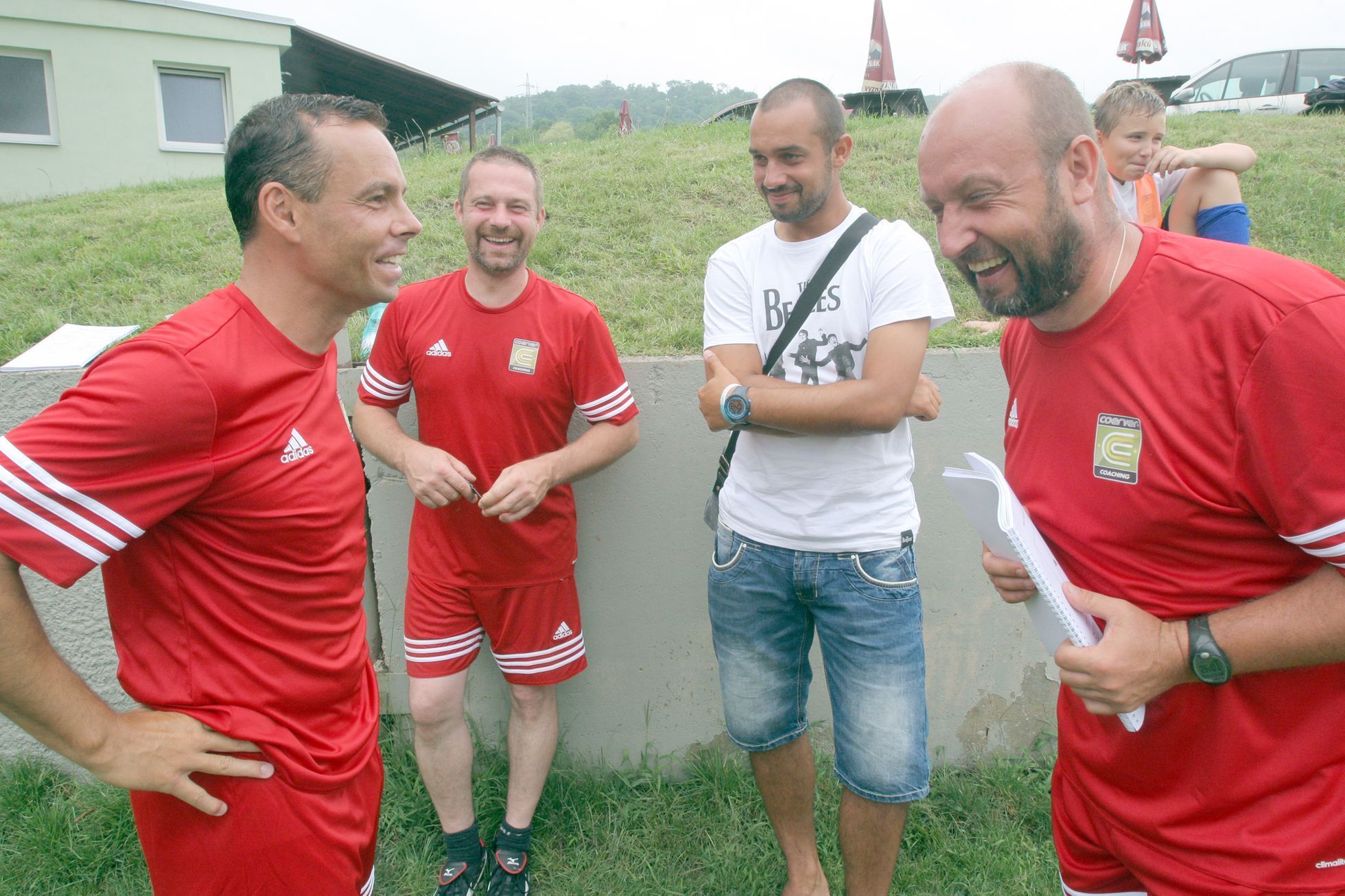 Kluci se učí hrát fotbal