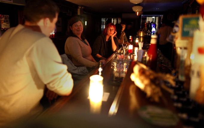 Drinky se tu u baru ve svitu svíček, navzdory vyjimečné situaci, podávají ve standardním množství.