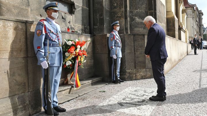 Steinmeier jako první německý prezident uctil u krypty v Praze památku výsadkářů - Vimarsana News