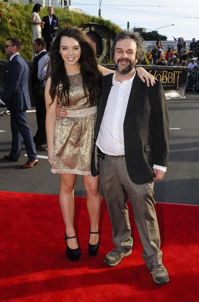 Director Peter Jackson of New Zealand poses with his daughter Katie Jackson on the red carpet at the world premiere of 'The Hobbit - An Unexpected Journey' in Wellington November 28, 2012. New Zealand's capital city was taken over by pointy-eared, costumed Hobbit fans on Wednesday, many of whom camped overnight to grab the best spots for the red carpet world premiere of the film later in the day. REUTERS/Mark Coote (NEW ZEALAND - Tags: ENTERTAINMENT) Published: Lis. 28, 2012, 8:36 dop.