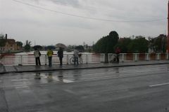 Proti proudu Moravy. Mosty slouží stejně jako Facebook