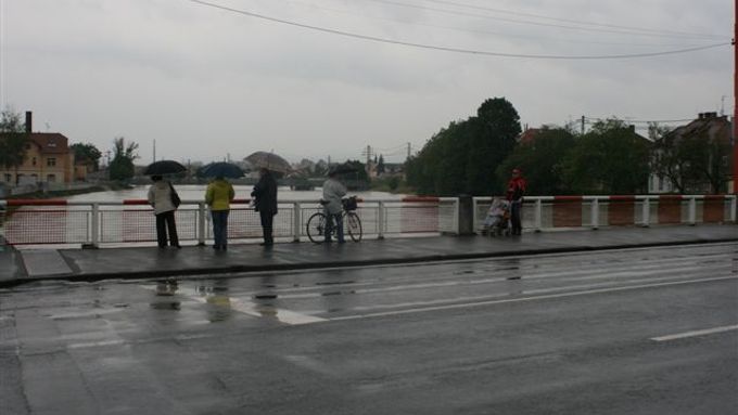 Lidé na pozorovatelně. Snímek z úterního odpoledne od řeky Moravy.