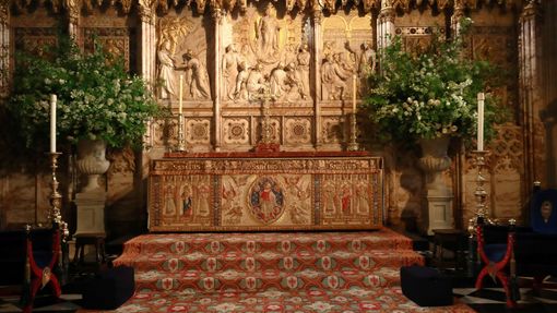 Vyzdobený oltář v kapli svatého Jiří, kde proběhne slavnostní ceremoniál.