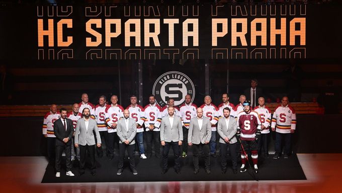 Členové klubu legend hokejové Sparty Praha před extraligovým zápasem s Vítkovicemi
