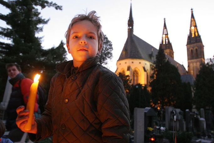 Spolu s dalšími skauty z Hostivic přišel svíčku k náhrobku českých obrozenců zapálit i Honza Knapek.