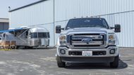 Dalším kouskem z Hanksovy garáže, který bude dražit aukční síň Bonhams, je Ford F-450 Super Duty z roku 2011, který měl přívěs tahat.