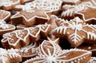 Vánoční cukroví - "Vánoční cukroví je tradice stará několik staletí a souvisí s výrazem hojnosti. Peklo se slavnostní cukroví, které normálně nepatří k běžnému jídelníčku.“ Původ cukroví pochází z období pohanského slavení zimního slunovratu, současná podoba, jak ji známe dnes, se uchytila stejně jako vánoční stromeček v 19. století. Nejtypičtějšími ingrediencemi jsou ořechy, čokoláda, rum, skořice a kandované ovoce.