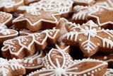 Vánoční cukroví - "Vánoční cukroví je tradice stará několik staletí a souvisí s výrazem hojnosti. Peklo se slavnostní cukroví, které normálně nepatří k běžnému jídelníčku.“ Původ cukroví pochází z období pohanského slavení zimního slunovratu, současná podoba, jak ji známe dnes, se uchytila stejně jako vánoční stromeček v 19. století. Nejtypičtějšími ingrediencemi jsou ořechy, čokoláda, rum, skořice a kandované ovoce.