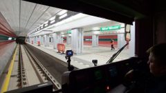 Novými stanicemi linky A už projíždí metro