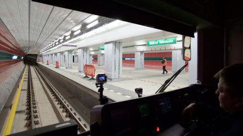Novými stanicemi metra projíždí soupravy. Zatím velmi pomalu