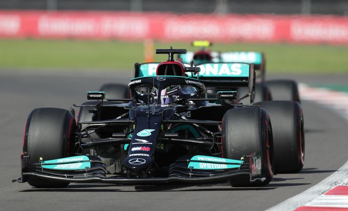Lewis Hamilton v Mercedesu v kvalifikaci na VC Mexika 2021