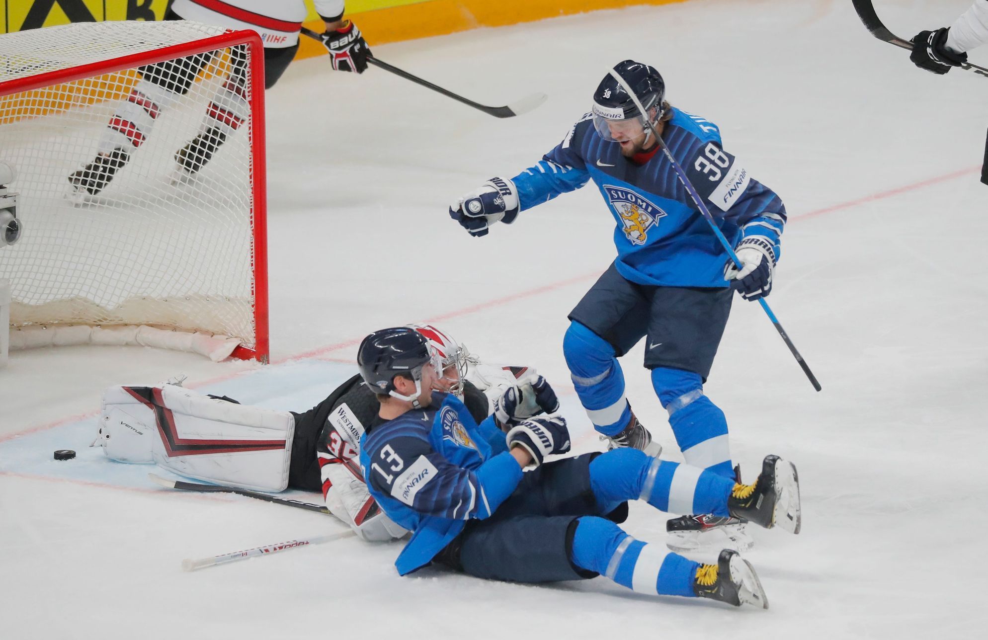 Mikael Ruohomaa slaví gól ve finále Finsko - Kanada na MS 2021