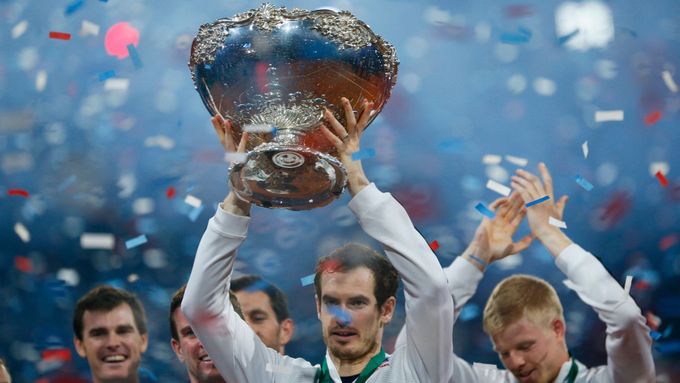 Andy Murray zvedá nad hlavu Davis Cup.