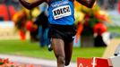 Keňský atlet Paul Kipsiele Koech slaví vítězství na trati 3000m překážek na mítinku Golden League v Bruselu.