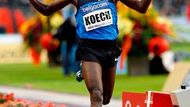 Keňský atlet Paul Kipsiele Koech slaví vítězství na trati 3000m překážek na mítinku Golden League v Bruselu.