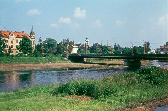 Panorama města od Dlouhého mostu je kresleno a fotografováno už dvě století. Pozvolna se mění a tak stálicemi zůstávají alespoň dvě nejvyšší budějovické věže.