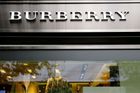 Burberry se kaje. Přestane pálit neprodané luxusní zboží, nebude používat kožešiny