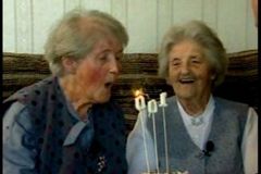 Video: Dvojčata oslavila "dvousté" narozeniny