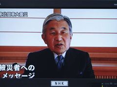 V mimořádném televizním vystoupení promluvil k Japoncům jejich císař Akihito. Vyzval, aby se nevzdávali.