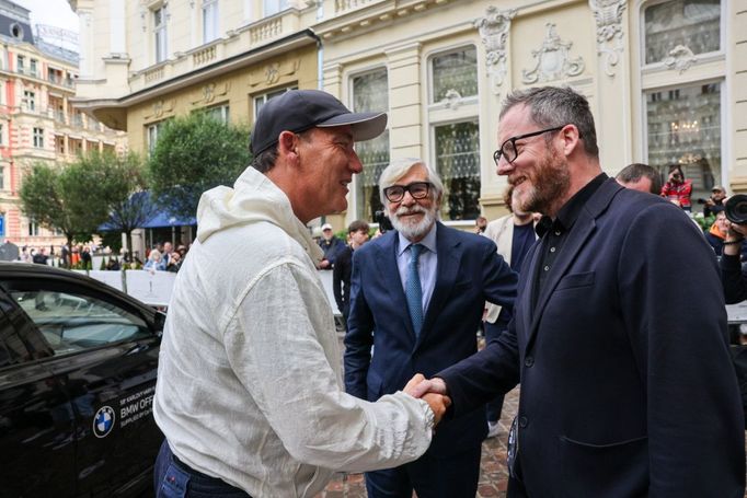 Herec Clive Owen, prezident festivalu Jiří Bartoška a výkonný ředitel Kryštof Mucha.