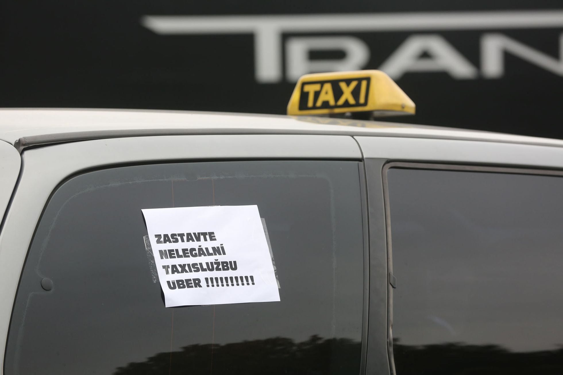 Taxikáři blokují cestu k letišti