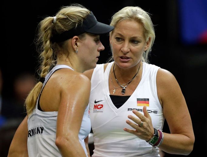 Fed Cup, finále 2014: Angelique Kerberová a kapitánka Barbara Rittnerová v zápase s Petrou Kvitovou