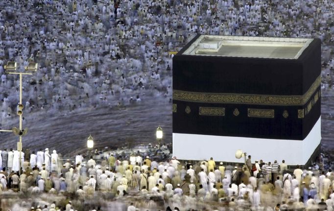 Muslim pilgrims circle the Kaaba and pray at the Grand mosque during the annual haj pilgrimage in the holy city of Mecca October 22, 2012, ahead of Eid al-Adha which marks the end of haj. On October 25, the day of Arafat, millions of Muslim pilgrims will stand in prayer on Mount Arafat near Mecca at the peak of the annual pilgrimage. REUTERS/Amr Abdallah Dalsh (SAUDI ARABIA - Tags: RELIGION SOCIETY) Published: Říj. 22, 2012, 10:41 odp.