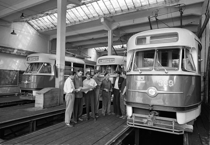 Fotografie z historie výrobního závodu Tatra Smíchov v Praze. Snímek z roku 1959.